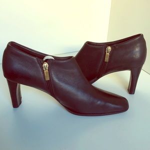 Liz Claiborne Black Leather Low booties 7m